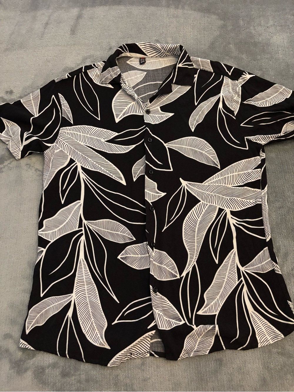 Men's Black & White Leaf-Print Short Sleeve Button-Down Shirt